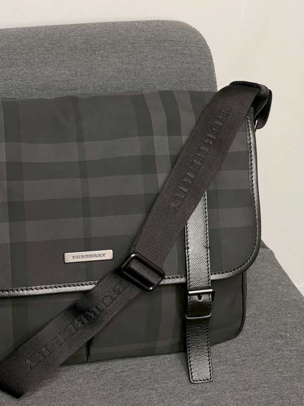 【分期0利率】BURBERRY 炭灰格紋郵差包 【99成新】 