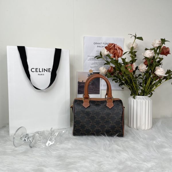 【12 期 0 利率】CELINE 新款凱旋門老花SPEEDY小號，背帶在側邊喔【99成】】 