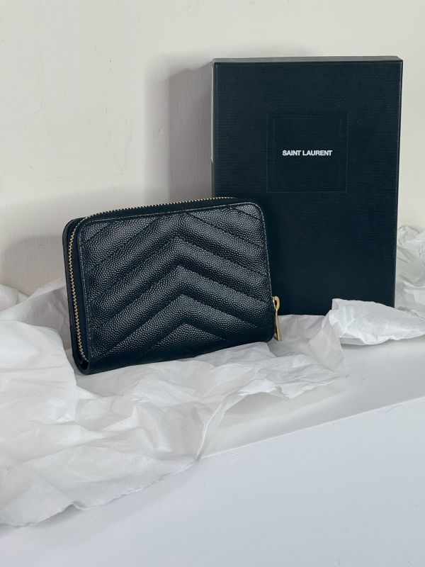 【分期0利率】YSL 魚子醬衍縫拉鍊對折 6 卡零錢袋短夾【未使用閒置品】 