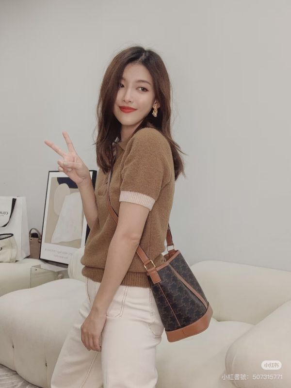 【分期0利率】CELINE TRIOMPHE老花小號水桶包【95成新】 