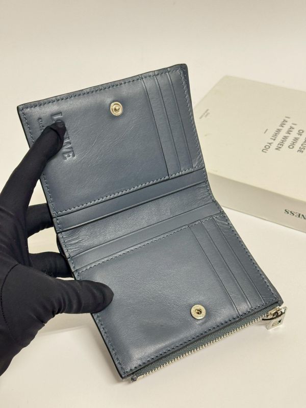 【未使用閒置品】LOEWE 小牛皮對折拉鍊短夾 