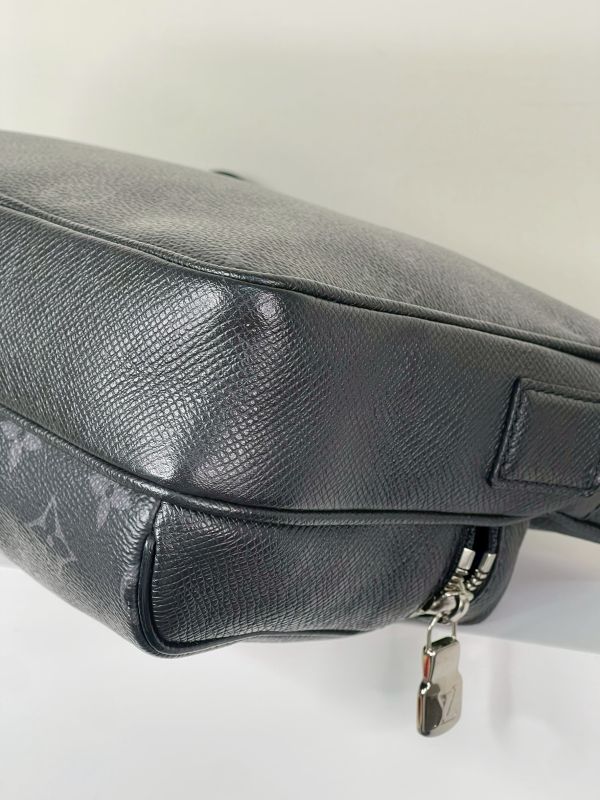 【分期0利率】LV Outdoor 郵差包 【95成新】 