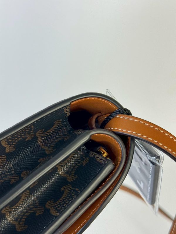 【全新品】CELINE TRIOMPHE凱旋門 STRAP WOC 