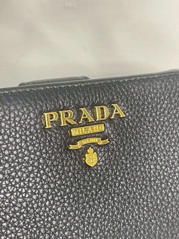 【分期0利率】PRADA 浮雕LOGO 對開短夾【99成新】 