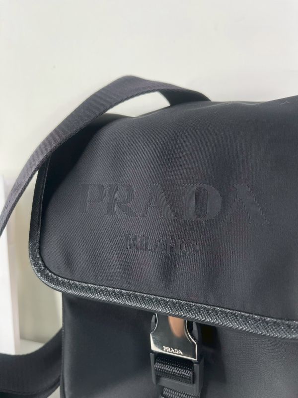 【分期0利率】PRADA 經典LOGO輕量尼龍翻蓋斜背包【全新品】 