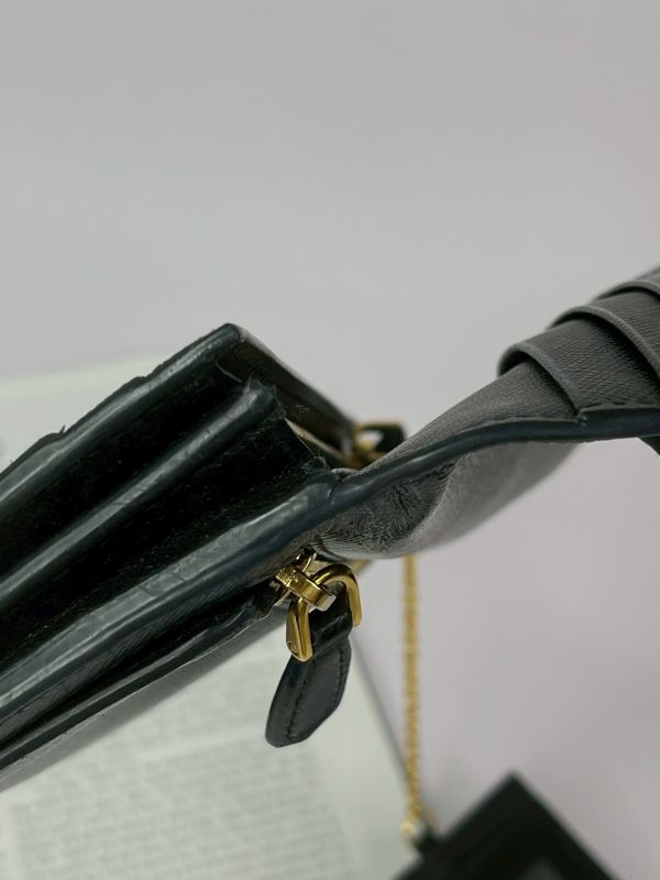 【分期0利率】PRADA 浮雕LOGO 防刮信封長夾【85成新】 