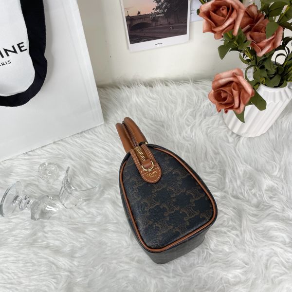 【12 期 0 利率】CELINE 新款凱旋門老花SPEEDY小號，背帶在側邊喔【99成】】 