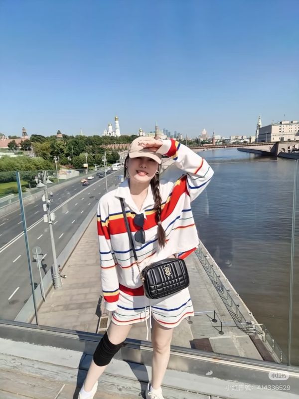 【99成新】BURBERRY Lola 羊皮縫線迷你斜背相機包 