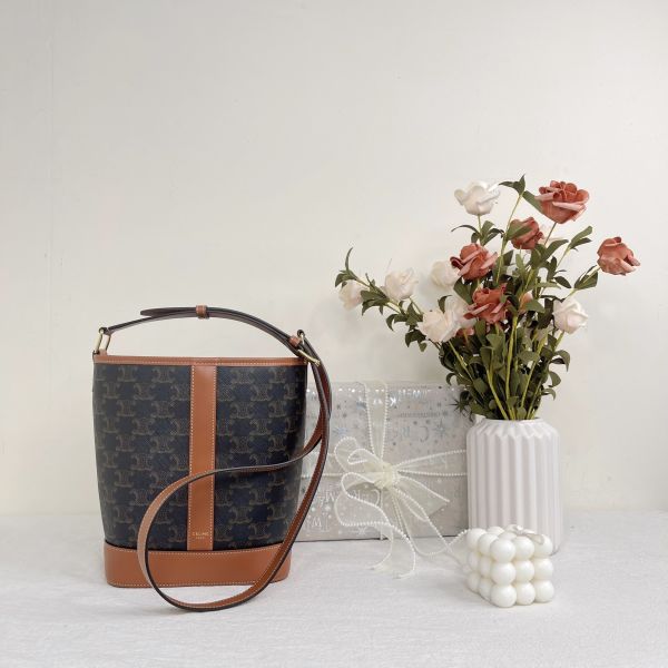 【12期0利率】CELINE TRIOMPHE老花小號水桶包【95成新】 