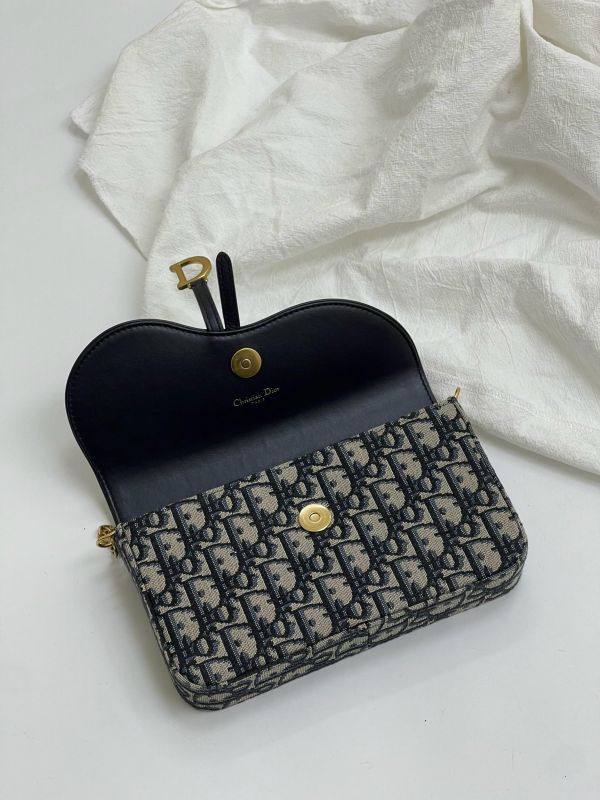 【95成新】DIOR Saddle 中型附鏈帶手拿包 