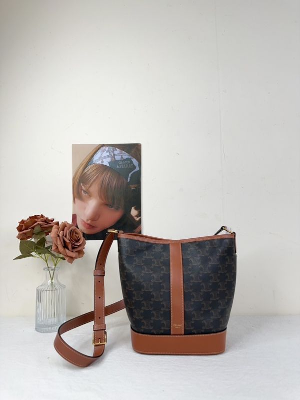 【12期0利率】CELINE TRIOMPHE老花小號水桶包【23年3月羅馬購證】【99成新】 