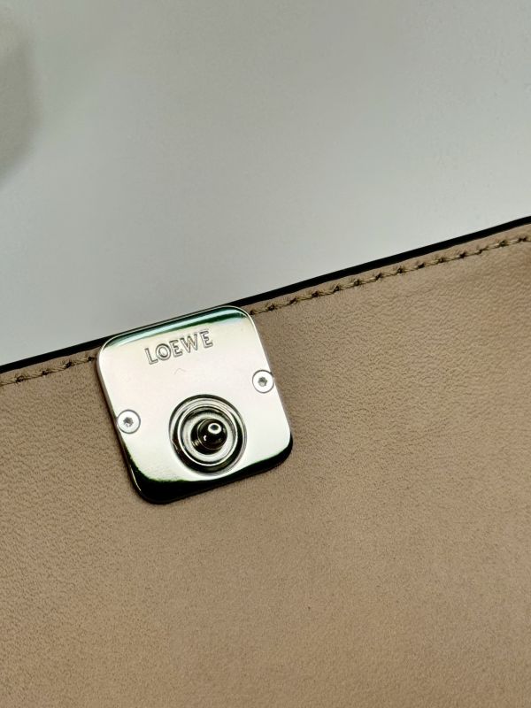【分期0利率】LOEWE Anagram 卵石紋小牛皮三折錢包【全新品】 