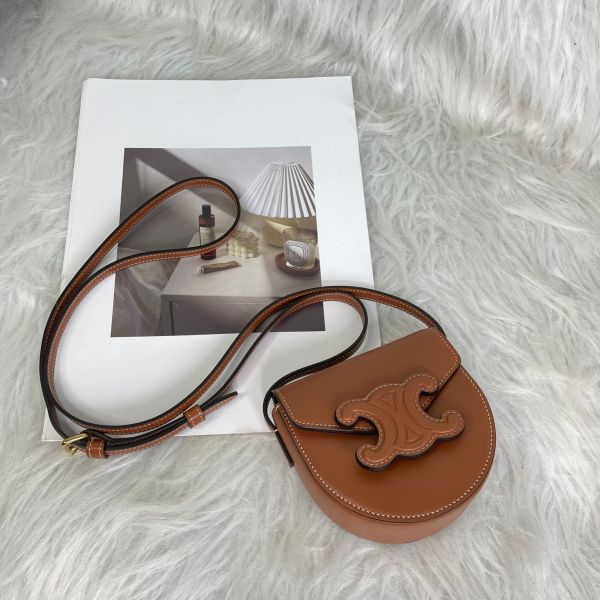 【95新】【12期0利率】CELINE 平滑小牛皮CUIR TRIOMPHE迷你BESACE  小胖包 