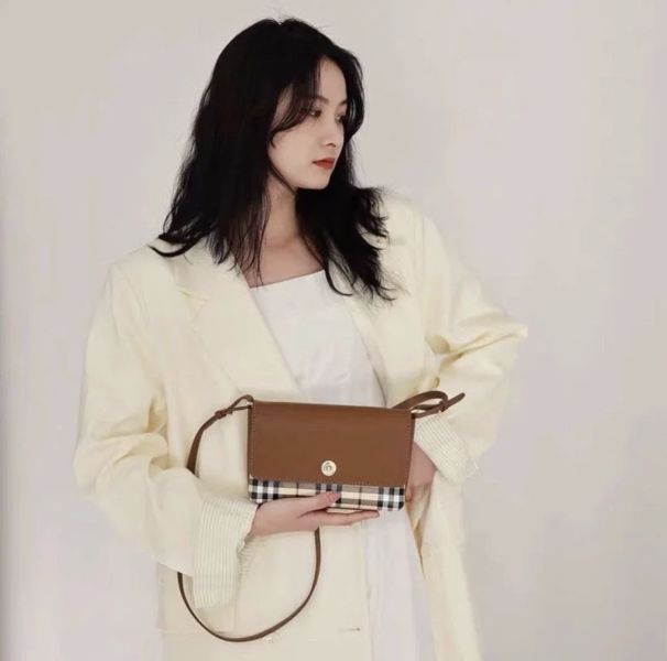 【12期0利率】BURBERRY 全皮翻蓋內裡格紋WOC【95成新】 