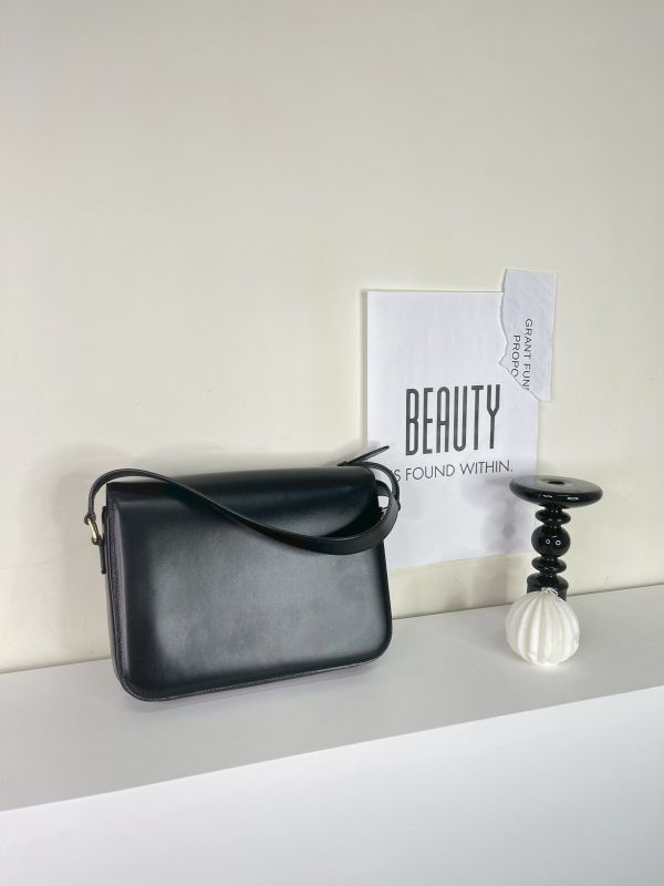 【分期0利率】CELINE TRIOMPHE  BOX 肩背包【9成新】 