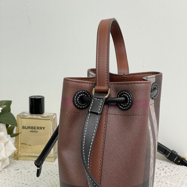 【12期0利率】【全新品】BURBERRY 經典格紋PVC水桶包【現金價33500】 