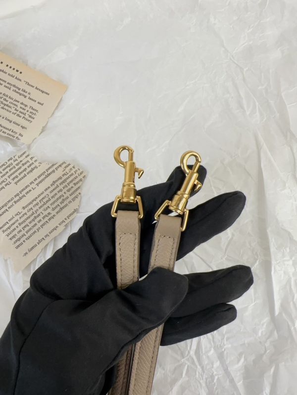 【12期0利率】CELINE 小牛皮BLET手袋鯰魚包NANO【95成新】 