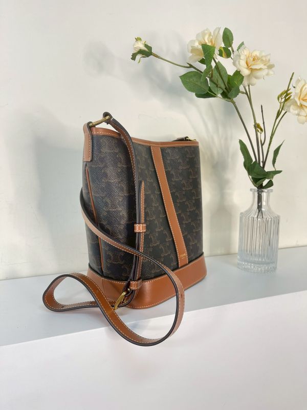 【分期0利率】CELINE TRIOMPHE老花小號水桶包【9成新】 