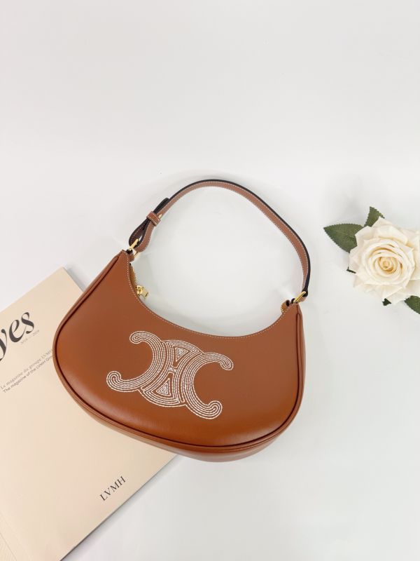 【99成新】CELINE Triomphe 刺繡牛皮AVA 