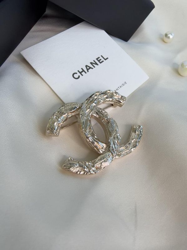 【全新品】CHANEL 25SS 麥穗樹葉浮雕雙C胸針 