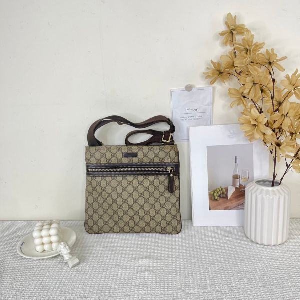 【12期0利率】Gucci 經典雙G緹花防水PVC扁式斜背包【9成新】 