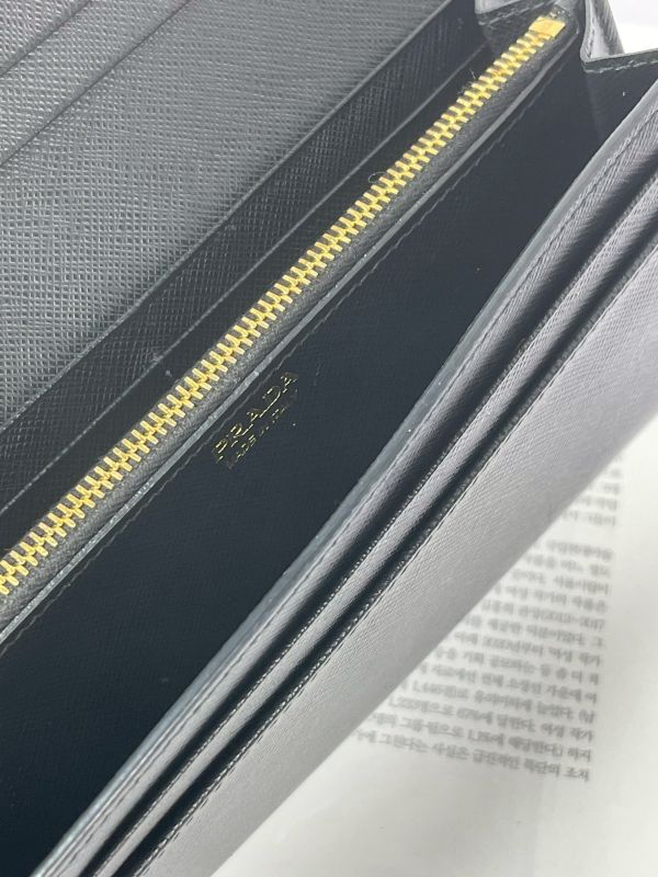 【分期0利率】PRADA 浮雕LOGO 防刮信封長夾【85成新】 