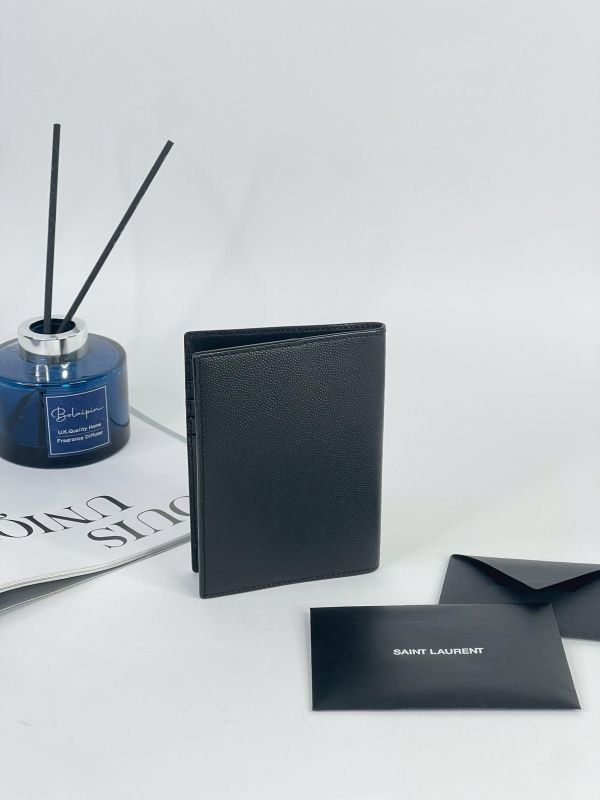 【99成新】YSL 粒面壓紋皮革護照套 