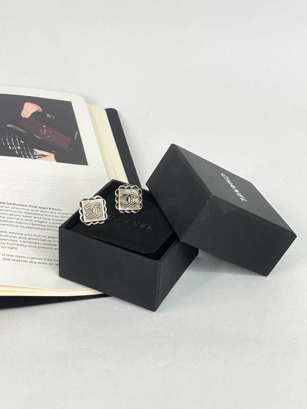 【未使用閒置品】CHANEL 24B蕾絲方糖耳針 