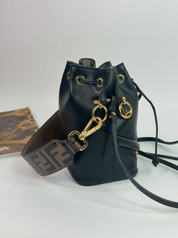 【分期0利率】FENDI Mon Treso 小牛皮水桶包【9成新】附贈原價17200老花提把 