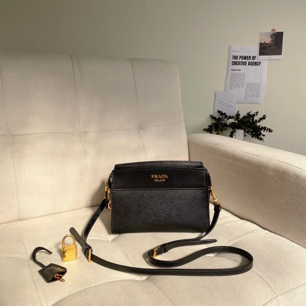 【12期0利率】PRADA 浮雕LOGO防刮拼接斜背包【95成新】 