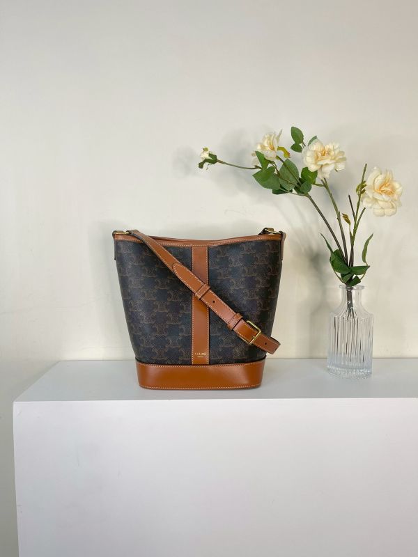 【分期0利率】CELINE TRIOMPHE老花小號水桶包【9成新】 