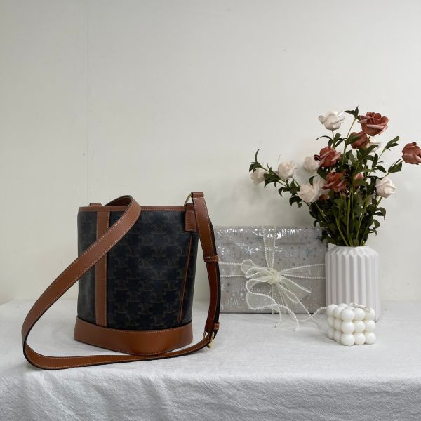 【12期0利率】CELINE TRIOMPHE老花小號水桶包【95成新】 