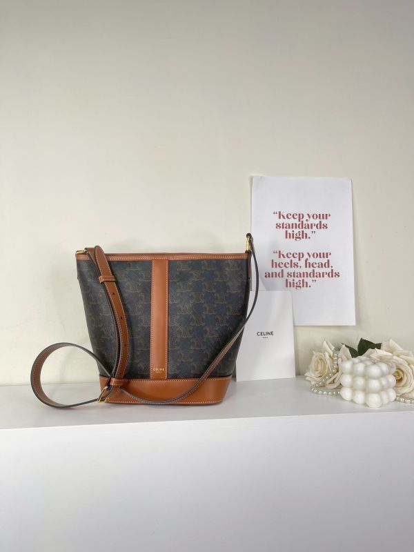 【分期0利率】CELINE TRIOMPHE老花小號水桶包【95成新】 