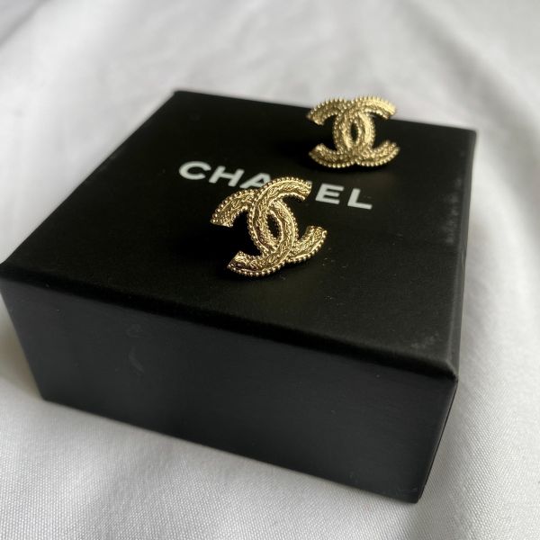 【12期0利率】【現金價】Chanel 浮雕淡金耳鐶 耳針 22K 