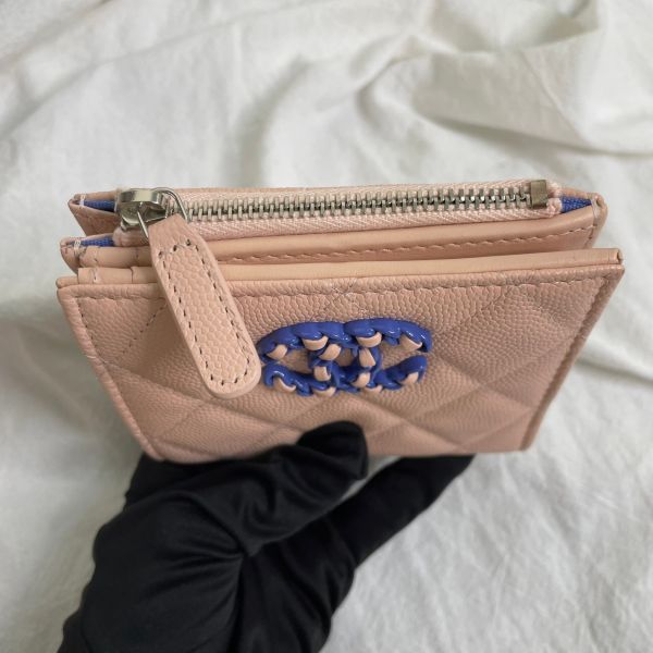 【99成新】【12 期 0 利率】Chanel 雕刻山茶花粉色對折短夾 牛皮 