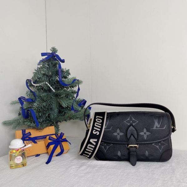 【12期0利率】LV  Diane Monogram Empreinte 法棍包【99成新】 