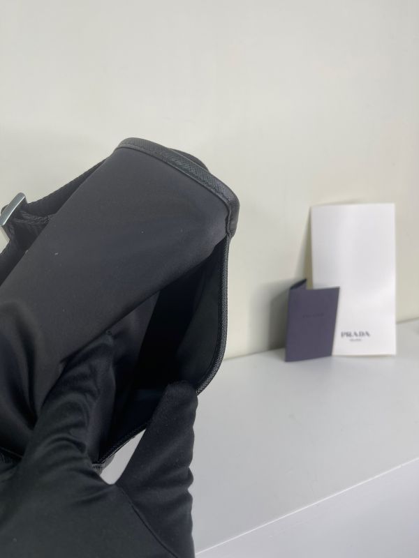 【分期0利率】PRADA 經典LOGO輕量尼龍翻蓋斜背包【全新品】 