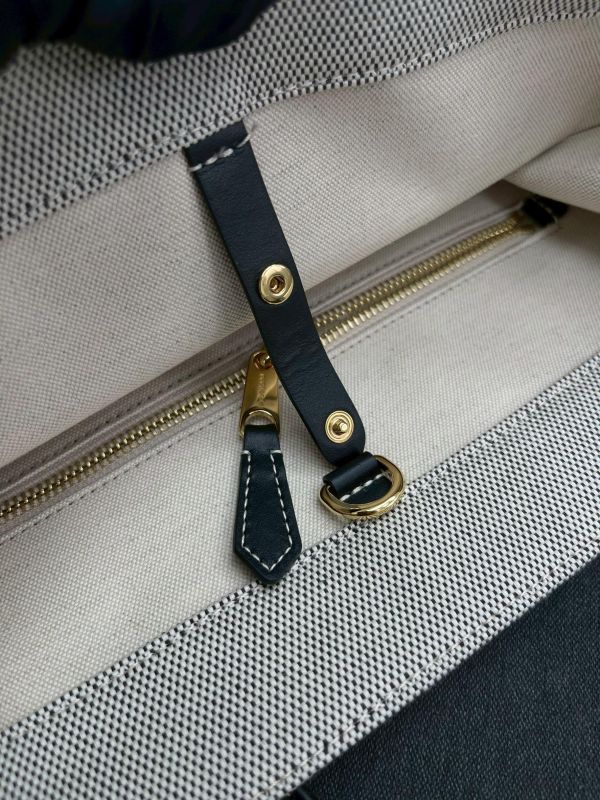 【未使用閒置品】BURBERRY Freya小號雙色帆布皮革芙雷雅托特包 