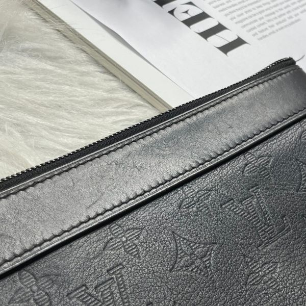 【12期0利率】LV小牛皮DISCOVERY POCHETTE 手拿包【9成新】 