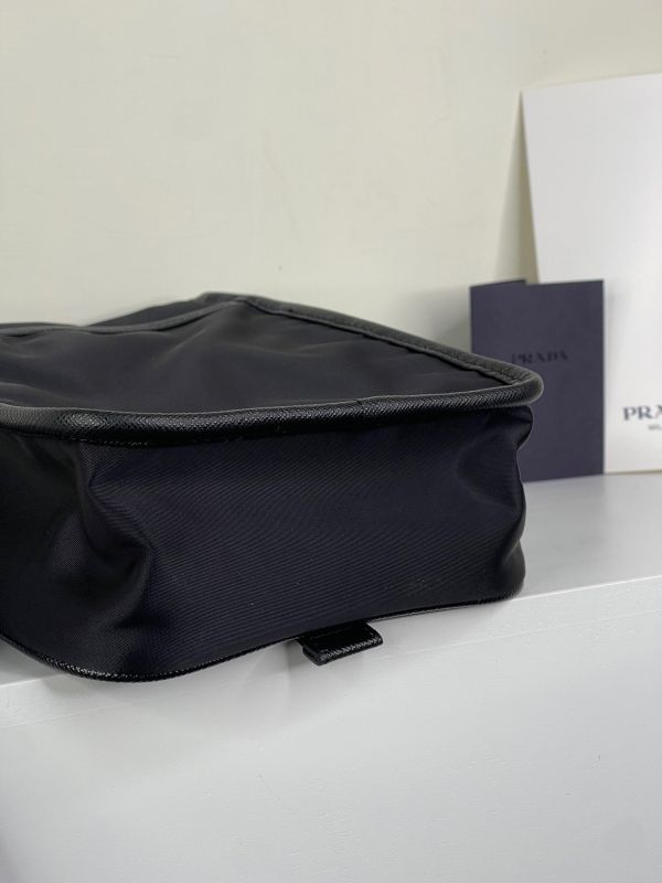 【分期0利率】PRADA 經典LOGO輕量尼龍翻蓋斜背包【全新品】 