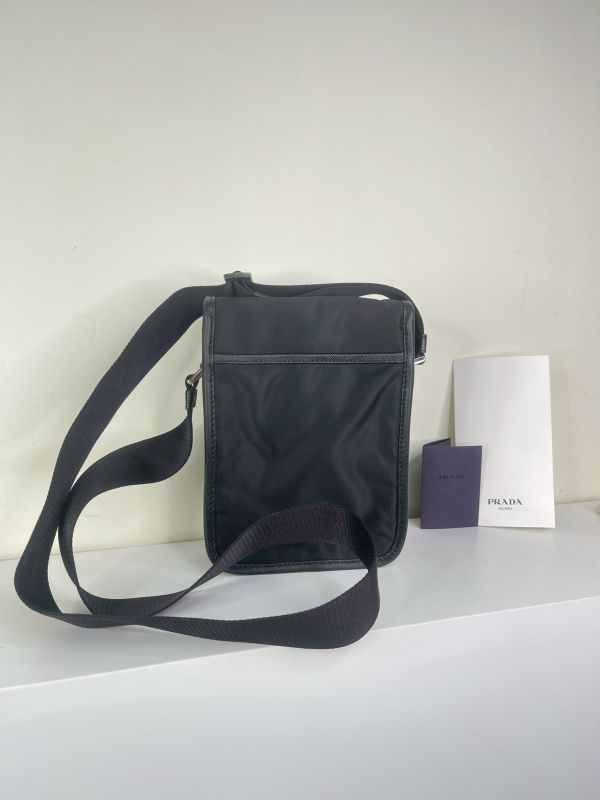 【分期0利率】PRADA 經典LOGO輕量尼龍翻蓋斜背包【全新品】 