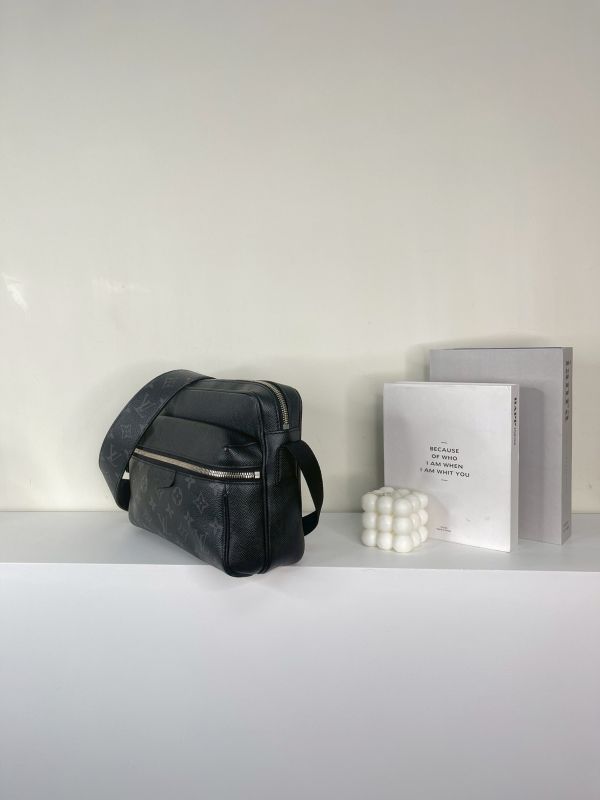 【分期0利率】LV Outdoor 郵差包 【95成新】 