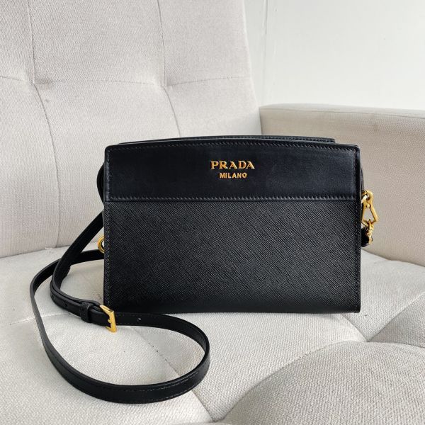 【12期0利率】PRADA 浮雕LOGO防刮拼接斜背包【95成新】 