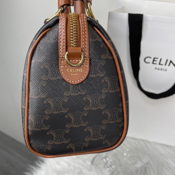 【12 期 0 利率】CELINE 新款凱旋門老花SPEEDY小號，背帶在側邊喔【99成】】 