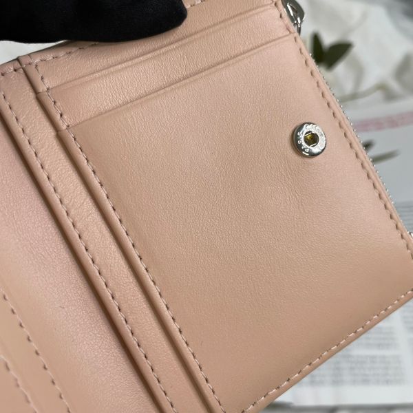 【99成新】【12 期 0 利率】Chanel 雕刻山茶花粉色對折短夾 牛皮 
