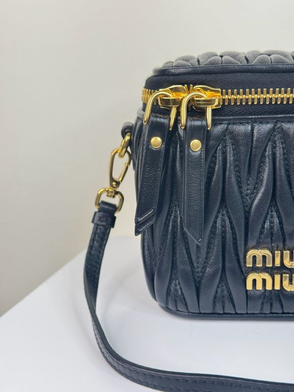 【分期0利率】MIUMIU Matelassé 納帕皮革小巧手袋【未使用閒置品】 