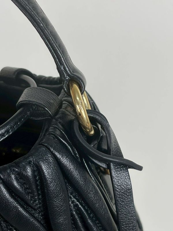 【未使用閒置品】MIUMIU Matelasse 納帕皺摺迷你抽繩水桶包 