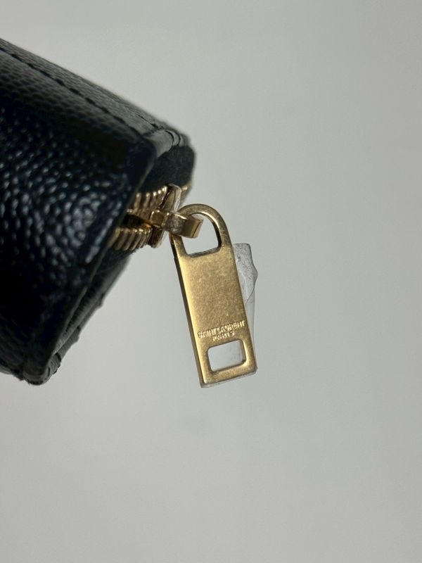【分期0利率】YSL 魚子醬衍縫拉鍊對折 6 卡零錢袋短夾【未使用閒置品】 