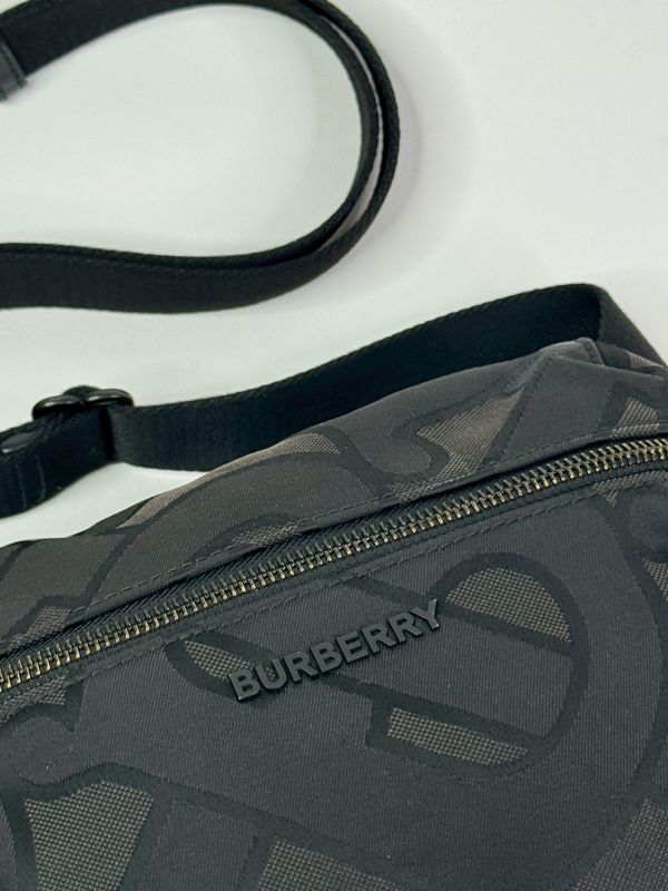 【分期0利率】BURBERRY Archie BT滿板斜垮胸包【85成新】 