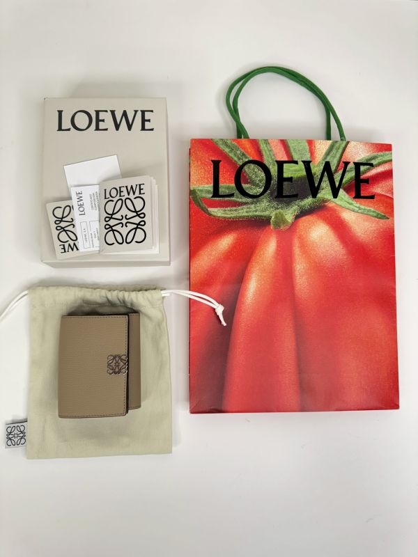 【分期0利率】LOEWE Anagram 卵石紋小牛皮三折錢包【全新品】 